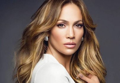 Jennifer Lopez slaví se svým přítelem a rodinou v domácím oblečení