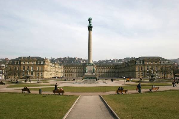Náměstí Schlossplatz a zámek Neues Schloss ve Stuttgartu | anweber/123RF.com
