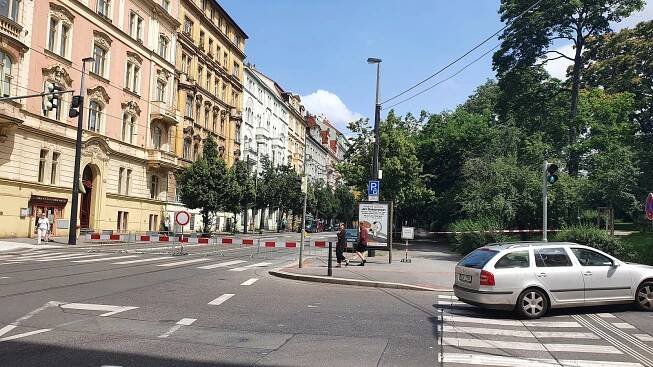 Spadlý strom uzavřel část Vinohradské. Nesmí sem chodci, auta ani MHD