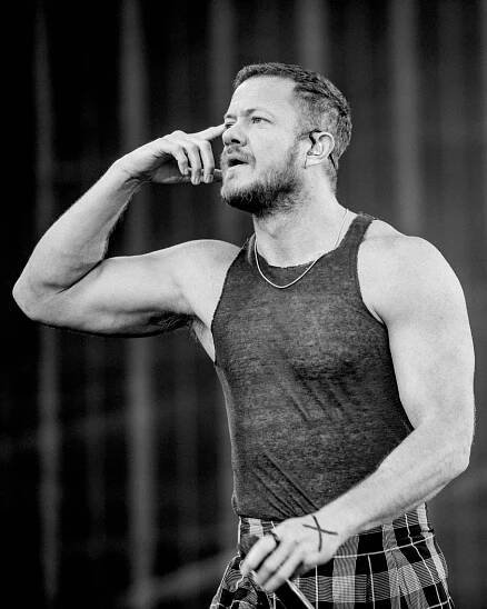 Konfety, polonahý Dan Reynolds a set plný hitů. Imagine Dragons vyprodali Letňany i podruhé