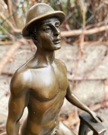 Erotická bronzová socha - Nahý muž s kloboukem  - undefined