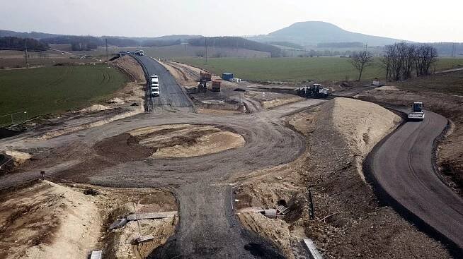Stavba roudnického obchvatu pokročila. Řidiči ale musí počítat s uzavírkami