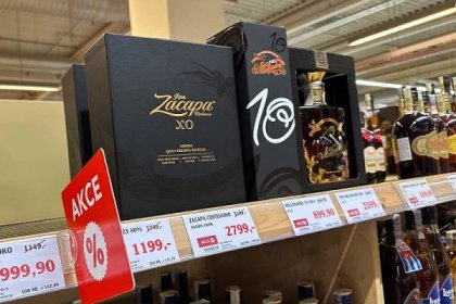 Lidé naletěli na „zlevněný“ rum v Globusu | PrahaIN 