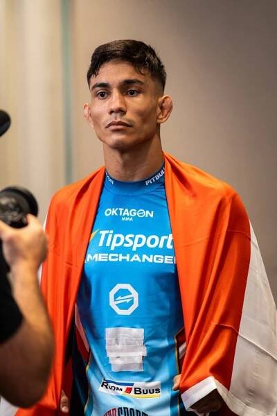 FOTO: Daniel Torres na vážení. – stránka 156