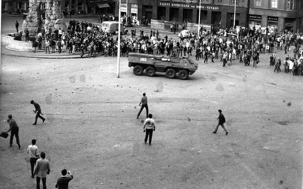 Galerie: OBRAZEM: O odškodnění obětí demonstrací ze srpna 1969 budou moci žádat i sourozenci - Fotka 4 - Echo24.cz
