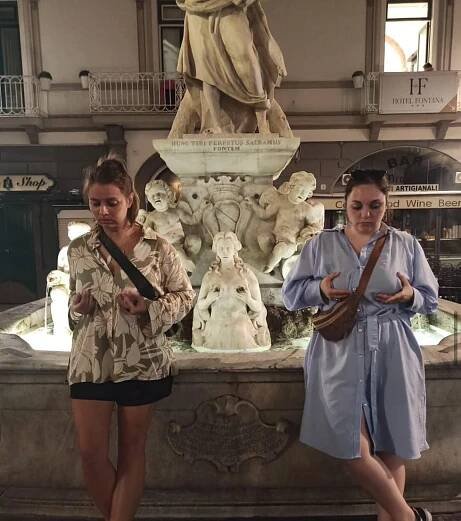 Neteř Marthy Issové se zasnoubila: Herečka Julia Issa řekla „ANO“ ženě!