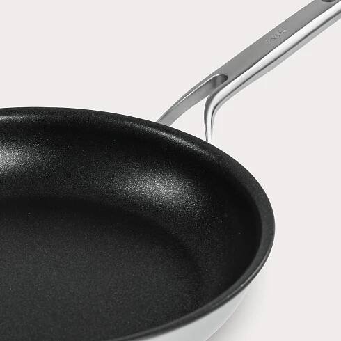 Fabini Pánev z pětivrstvé nerezové oceli s nepřilnavým povrchem 26 cm