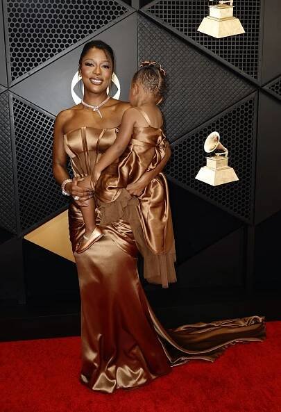 Victoria Monét s dcerou na cenách Grammy.