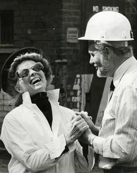 Soubor:Katherine Hepburn and Mike Owen.jpg