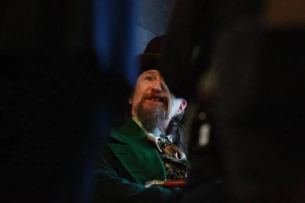 Year of the Rabbit - Episode 5 - Z filmu - Paul Kaye