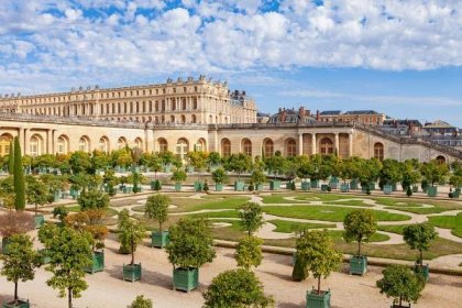 The Palace And The Gardens Of Versailles Wallpaper