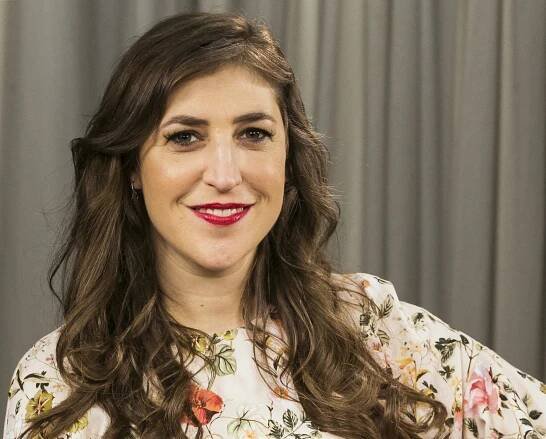 Herečka Mayim Bialik vyštudovala neurovedu, preto nie je náhoda, že v seriáli Teória veľkého tresku stvárňuje postavu neurobiologičky Amy. 
