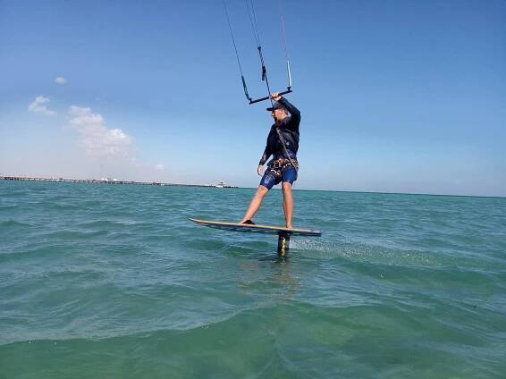 Hydrofoil Naish JET MA wing foil při jízdě s kitem