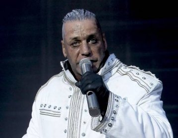 RECENZE: Terorista z Rammstein se na pódiu odpálil