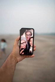 7 Ways To Stay Connected With Long-Distance Family