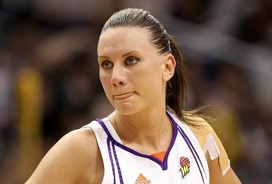 Penny Taylorová v dresu Phoenixu Mercury.