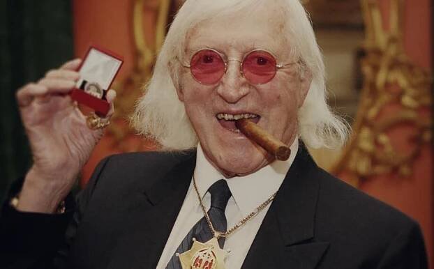 Sexuální predátor a moderátor Jimmy Savile zděsil diváky Netflixu. Na psychiatrii mu dali vlastní ložnici, kde zneužíval pacientky