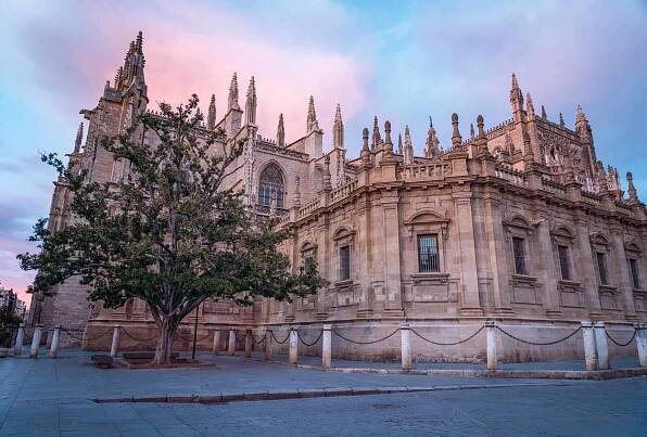 Catedral de Sevilla at sunset