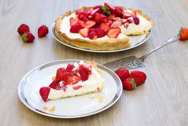 Jahodový koláč s mascarpone a bílou čokoládou 6