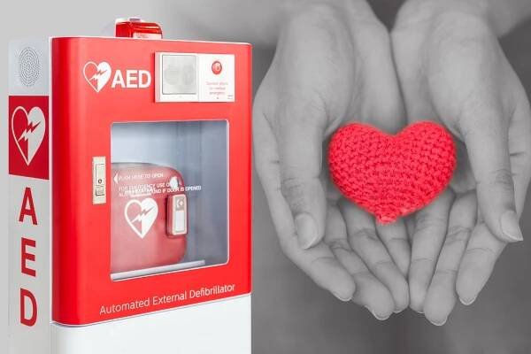 AED nebo automatizovaný externí defibrilátor pomoci první pomoc dává život srdce koncept — Stock obrázek