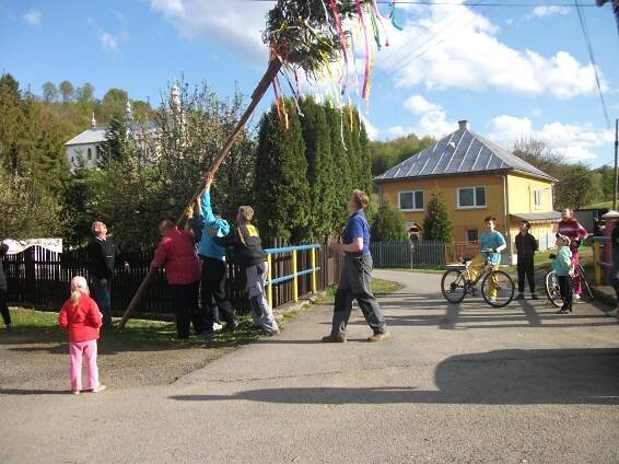 Stavanie mája 2016 – Obec Roškovce