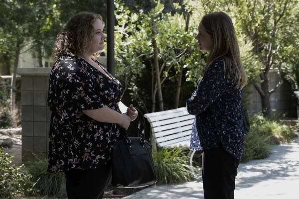 Neuvěřitelná - Epizoda 5 - Z filmu - Danielle Macdonald, Merritt Wever