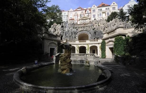 Soubor:Grotta v Havlíčkových sadech v Praze-Vinohradech po obnově.jpg – Wikipedie