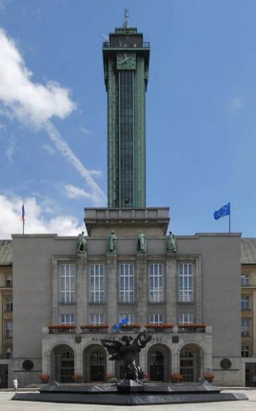 Čelní pohled na hlavní budovu