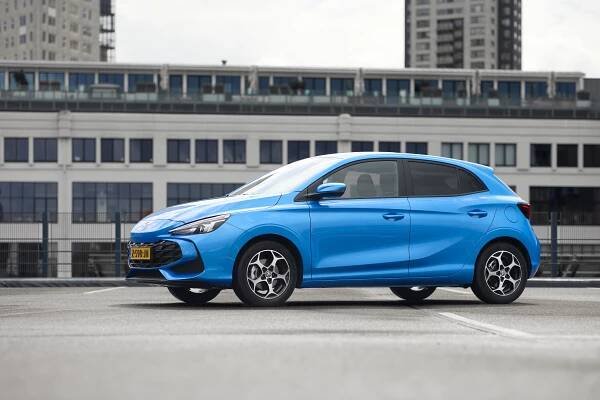 Najde za tyto peníze konkurenci? Hybridní MG3 míří do Česka, Fabii zneklidní spaní