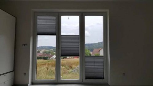 Žaluzie Plisé „Látkové stínění pro francouzská okna
