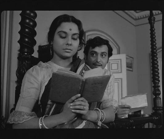 Madhabi Mukherjee, Soumitra Chatterjee - Osamělá žena - Z filmu