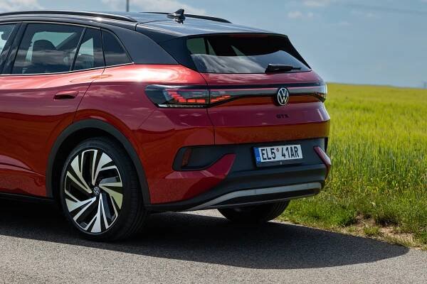 S tímhle autem se nudit vážně nebudete. Volkswagen ID.4 GTX má rychlosti a stylu na rozdávání