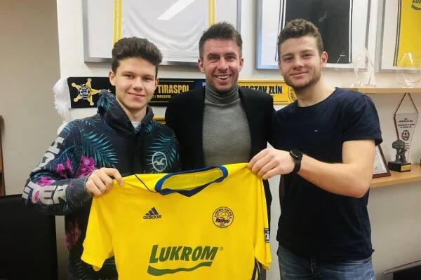 Talentovaná mládež mezi profesionály. Hellebrand a Cedidla podepsali profesionální smlouvu - FC Zlín