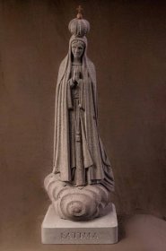 Vierge de Fatima – Lave de Volvic – Hauteur : 45 cm