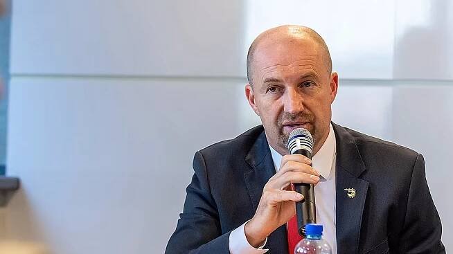 Sportovní ředitel Třince Jan Peterek na tiskové konferenci.