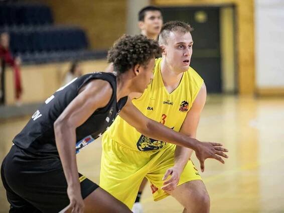 Basketbalisté GBA Lions Jindřichův Hradec (ve žlutém) ve třetím kole I. ligy deklasovali Pelhřimov 102:60.