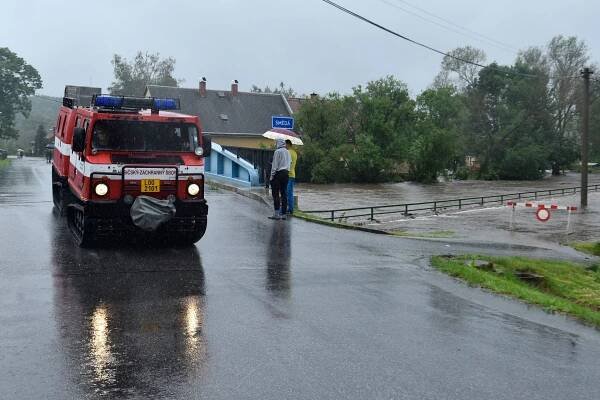 V neděli dorazí silné bouřky s přívalovým deštěm a krupobitím. Hrozí lokální záplavy