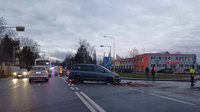 Pondělní nehoda v Karviné, vůz se po najetí na ostrůvek ocitl v protisměru