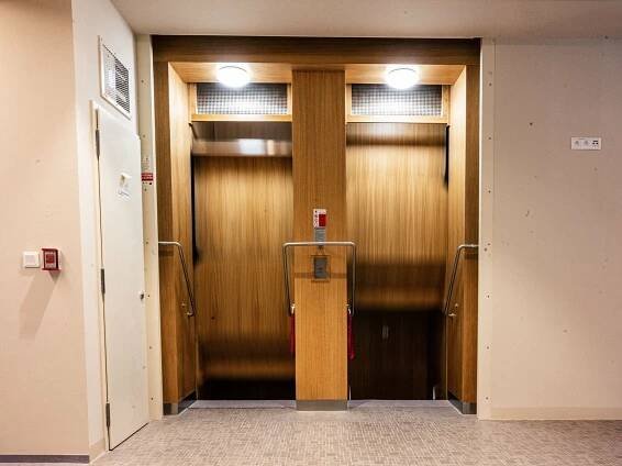 FOTO: Budova Elektrických podniků se po letech chátrání vrátila do života