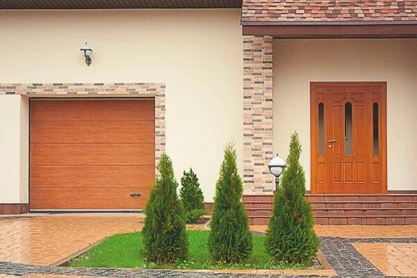 Sekční vrata Alutech (42 fotografií): návod pro montáž a opravy garážových zvedacích bran