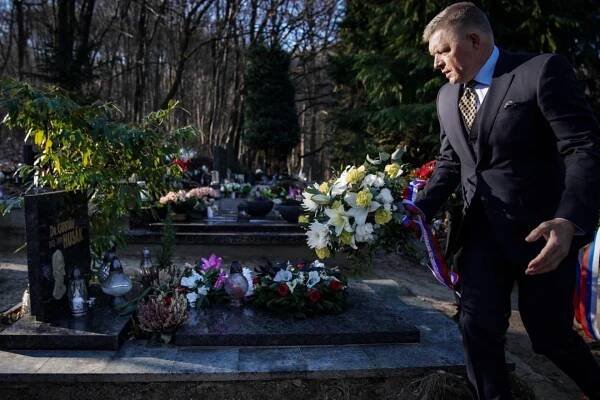 Fico na hřbitově. S kolegy z parlamentu uctil posledního komunistického prezidenta Husáka