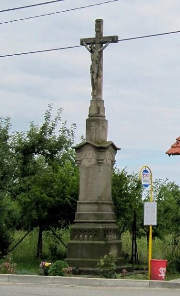 Soubor:Vážany (UH), kříž u zastávky.jpg