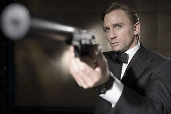 007 Daniel Craig vs. těhotná Kourtney Kardashian