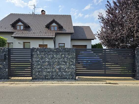 Fotka hliníkového plotu s bránou a braňkou