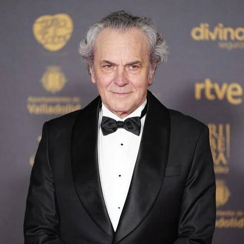 El look de José Coronado en los Goya 2024: apuesta por un esmoquin negro impecable made in Spain que derrocha elegancia