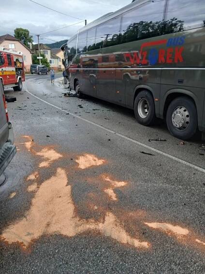 AKTUÁLNE FOTO VÁŽNA NEHODA Zrazil sa autobus s dodávkou a cyklistom! Na mieste zasahujú záchranné zložky | Regióny.sk