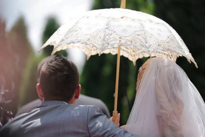 Sluneční svit, deštník, svatba, svatební šaty, závoj, slunečno, nevěsta, ženich, rameno, krásné