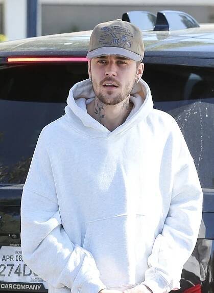Bieber neskrývá kouření marihuany. Bývalému manažerovi dluží miliony