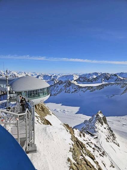 Café 3.440 am Pitztaler Gletscher – höchstgelegenes Café Österreichs mit Panoramaplattform
