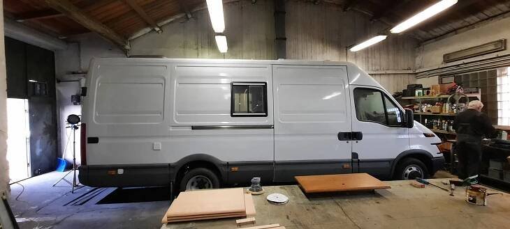 Obytná vestavba přestavba Iveco Daily svépomocí - Nomádem.cz